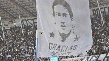 El Cilindro a los pies de Diego Milito en su despedida