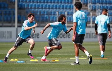 Odriozola y Marcelo, durante la sesión de preparación del Madrid de este sábado.