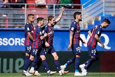 El Eibar parece haber espantado fantasmas después de dos victorias consecutivas. En ambas, Bautista fue factor diferencial, anotando tres de los cuatro tantos de los eibarreses. Ante el Alcorcón, inició la senda de la victoria con un gol de cabeza, a pase de Tejero.