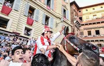El vencedor de este Palio ha sido el jinete de la contrada "Giraffa" Giovanni Atzeni, conocido como "Tittia", con su caballo Tale.
