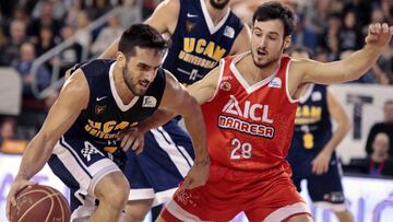 Facundo Campazzo, con el bal&oacute;n, ante Lluis Costa.