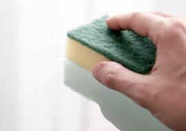 Dr. David Céspedes, experto en envejecimiento: “Deja de utilizar estropajos de cocina como estos”