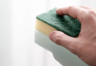 Dr. David Céspedes, experto en envejecimiento: “Deja de utilizar estropajos de cocina como estos”