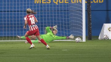 Cata Coll par&oacute; el penalti a Duggan.