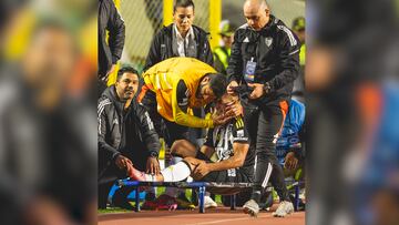 El jugador de Atlético Mineiro sufrió un duro momento durante la disputa por el balón cuando su tobillo se le quedó trabado en el césped cayendo encima de él.