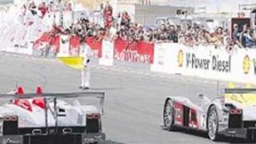 <b>FIESTA. </b>Los dos Audi entraron así en la meta con el circuito repleto de banderas de la marca germana.