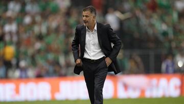 La afición que se hizo presente en el Coloso de Santa Úrsula, no perdonó el mal verano del tricolor, y abucheó al colombiano en el inmueble.