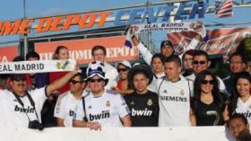<b>ENCANTADOS. </b>Los miembros de la peña disfrutan estos días con la presencia del Real Madrid.