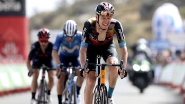 Jack Haig llega a la meta del Alto de Velefique en la novena etapa de la Vuelta a Espa&ntilde;a 2021