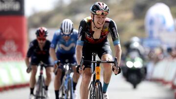 Jack Haig llega a la meta del Alto de Velefique en la novena etapa de la Vuelta a España 2021