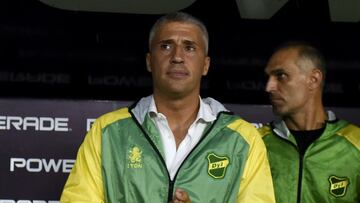 LA PLATA, ARGENTINA - FEBRUARY 17: Hernan Crespo head coach of Defensa y Justicia looks on during a match between Estudiantes and Defensa y Justicia as part of Superliga 2019/20 at Jorge Luis Hirschi Stadium on February 17, 2020 in La Plata, Argentina. (Photo by Rodrigo Valle/Getty Images)