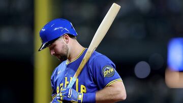 SEATTLE, WASHINGTON - APRIL 11: Cal Raleigh #29 of the Seattle Mariners stands on deck during the eighth inning with a "torpedo bat" against the Texas Rangers at T-Mobile Park on April 11, 2025 in Seattle, Washington. Steph Chambers/Getty Images/AFP (Photo by Steph Chambers / GETTY IMAGES NORTH AMERICA / Getty Images via AFP)