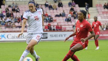 Silvia Meseguer controla el bal&oacute;n durante un partido de la selecci&oacute;n espa&ntilde;ola de f&uacute;tbol femenino.