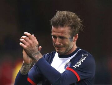 Tras 20 años de carrera, David Beckham le dijo adiós al fútbol jugando para el PSG. La despedida no fue fácil y la imagen del mediocampista inglés abandonando el terreno de juego en París le dio la vuelta al mundo.