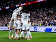 Los jugadores del Real Madrid celebran un gol en el Bernabéu esta temporada.