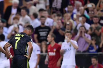 La desolación de Cristiano Ronaldo tras ver la tarjeta roja. 