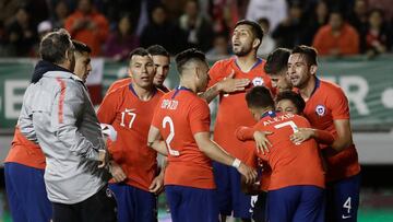 Alexis Sánchez y Mauricio Isla vivieron un particular momento en l final del partido de la Roja.
