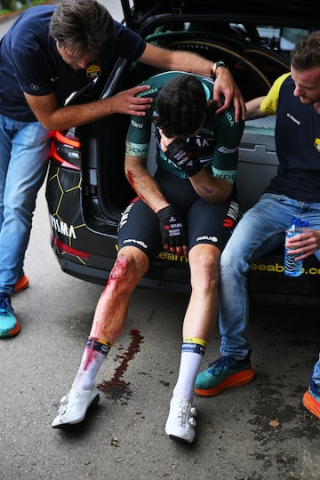 Wout van Aert, maillot verde de la carrera, ha tenido que abandonar tras una terrible ca¨ªda cuando iba escapado.