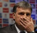 Martino: "En el momento que está Messi quiero que gane él"