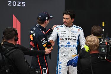 Max Verstappen, ganador de la carrera, y Carlos Sainz se felicitan por la carrera que hicieron ambos en Bakú.