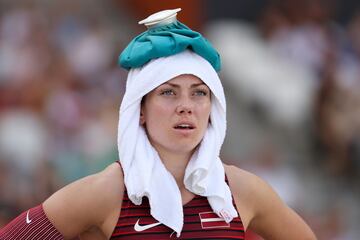 La letona Anete Kocina se pone una bolsa de hielo sobre la cabeza para aliviar los efectos del calor durante la serie de clasificación de lanzamiento de jabalina femenino en los Mundiales de atletismo de Budapest (Hungría).