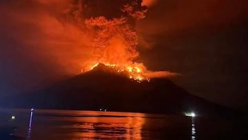 Hot lava flows from Mount Ruang volcano during an eruption in Sitaro, North Sulawesi province, Indonesia, April 17, 2024. Antara Foto/HO/BPBD Kab Sitaro/via REUTERS ATTENTION EDITORS - THIS IMAGE HAS BEEN SUPPLIED BY A THIRD PARTY. MANDATORY CREDIT. INDONESIA OUT. NO COMMERCIAL OR EDITORIAL SALES IN INDONESIA.