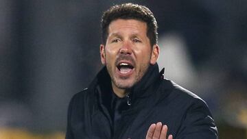 Simeone da instrucciones en Rusia.