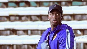 CORDOBA, ARGENTINA - AUGUST 01: New signing of Boca Juniors Luis Advíncula looks on from the stands during a match between Talleres and Boca Juniors as part of Torneo Liga Profesional 2021 at Mario Alberto Kemps Stadium on August 01, 2021 in Cordoba, Argentina. (Photo by Hernan Cortez/Getty Images)