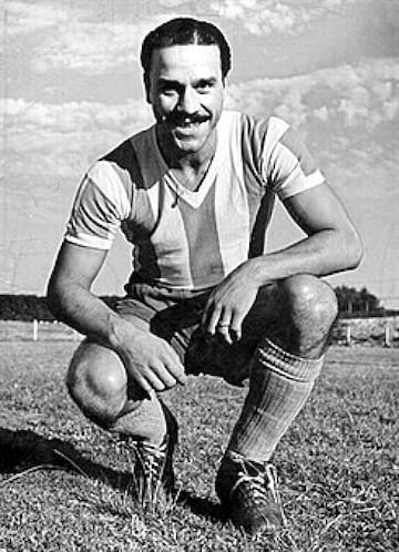 Al final de su carrera firmó por Boca Juniors donde estuvo donde estuvo una temporada (1950) jugando 22 partidos y anotando ocho goles.