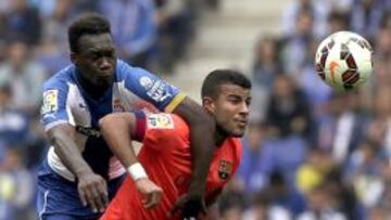 Caicedo pugna con Rafinha, en el Espanyol-Barcelona.