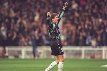 Bodo Illgner con la Copa de Europa de 1998. Illgner jugó con el Real Madrid desde 1996 hasta 2001.