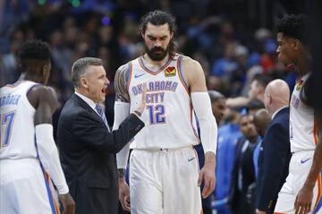 Billy Donovan da instrucciones a sus jugadores durante un partido