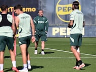 Sergio González dirigiendo un entrenamiento del Cádiz CF en la Ciudad Deportiva Bahía de Cádiz. Foto: Cádiz CF.