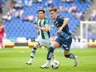 Aldo Lopez (L) of Santos fights for the ball with Facundo Waller (R) of Puebla during the 1st round match between Puebla and Santos as part of the Torneo Apertura 2024 Liga MX at Cuauhtemoc Stadium on July 05, 2024 in Puebla , Puebla, Mexico.