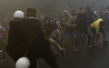 Los seguidores del Sporting de Gijón protagonizaron graves incidentes, con la policía, a la llegada del autobús del Sporting, en las inmediaciones del Molinón. 
