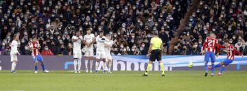 Antoine Griezmann en el lanzamiento de una falta directa.