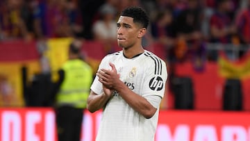 Jude Bellingham, que se expone a una sanción por sus protestas a De Burgos Bengoetexea, al acabar el partido.