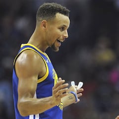 Curry tiró su bucal. Kerr: "Puso en peligro a miles de personas"