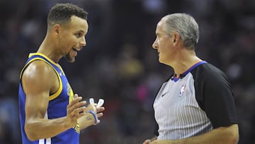 Stephen Curry habla con Scott Wall tras el incidente del bucal.