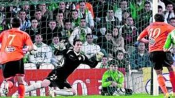 <b>LA ÚLTIMA MUESCA. </b>Trashorras le marca de penalti al Betis, una pena máxima que se originó en un córner que botó el propio lucense.