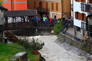 El pelotón en la etapa entre Ponte di Legno y Lavarone.