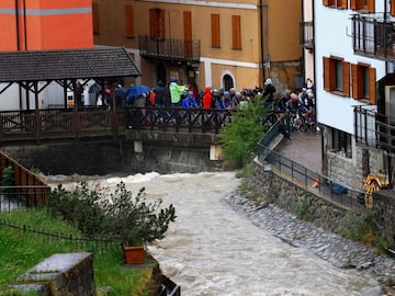 El pelotón en la etapa entre Ponte di Legno y Lavarone.