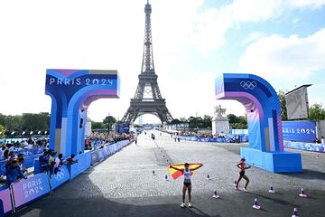 María Pérez posa con una bandera española con la Torre Eiffel de fondo.