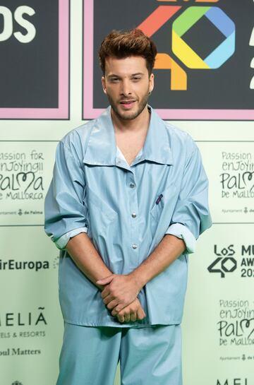 El cantante Blas Cant¨® posa en el photocall de la alfombra roja de Los40 Music Awards 2022.