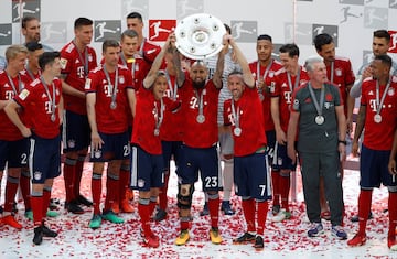 Con trofeo y cerveza en mano Bayern y James celebran el título