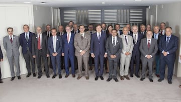 Foto de familia del acuerdo del diario AS con el grupo empresarial Dar Al Sharq.