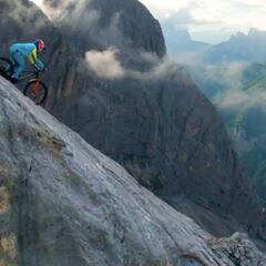 Gee Atherton saca el instinto de supervivencia en los Dolomitas
