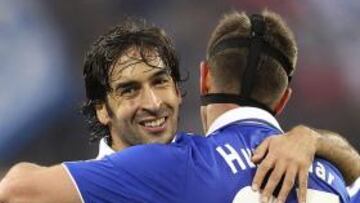 Raúl se abraza a Huntelaar.