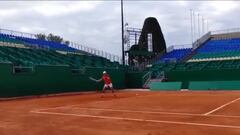 El tenista serbio Novak Djokovic entrena sobre las pistas del Montecarlo Conty Club antes del Masters 1.000 de Montecarlo.