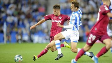 Pere Pons, junto a Diego Llorente, durante el Real Sociedad-Alav&eacute;s.